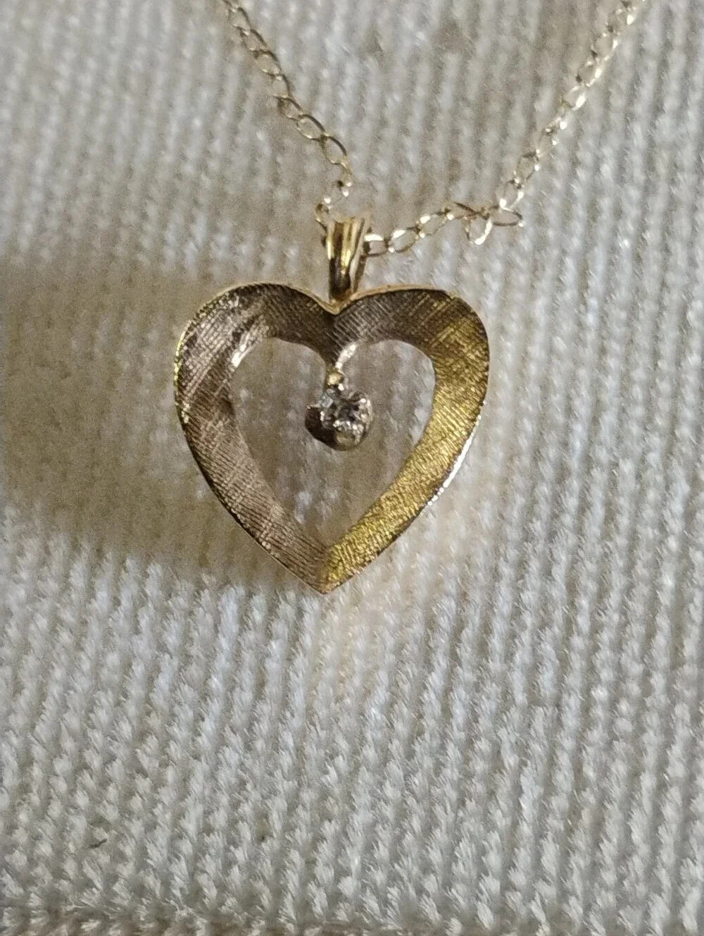 Vintage Jolie 14K Yellow Gold Genuine Diamond Open Heart Pendant Necklace 1.5g